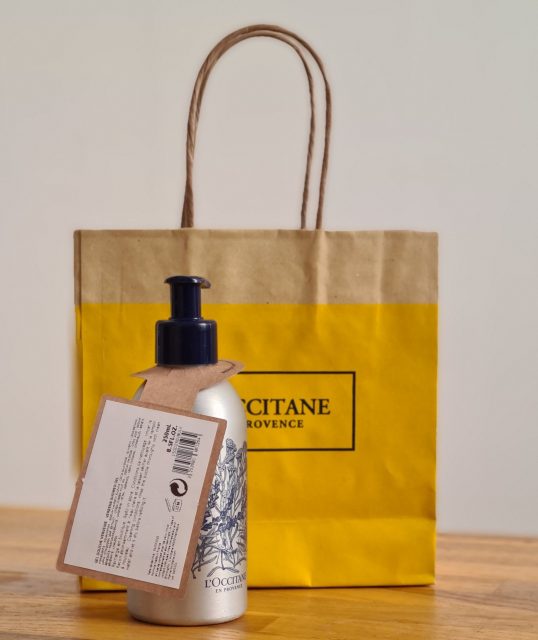 Cosmétique en vrac : flacon L'Occitane et son sac suite à une recharge