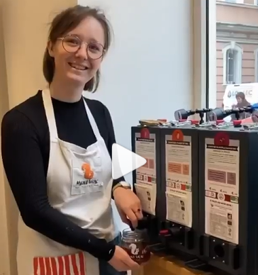 Justine de l'épicerie vrac Mont Vrac à Voiron fait une démonstration du service du ketchup en vrac.
