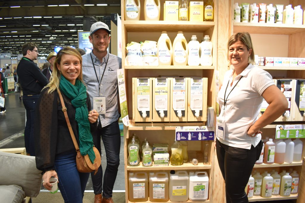 L'équipe de Léa Nature pose sur le stand Natexpo avec Francois qui a géré leur projet de vrac liquide