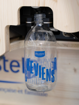 Le flacon en verre réutilisable Reviens est rechargé en gel douche grâce à la solution vrac de Jean Bouteille
