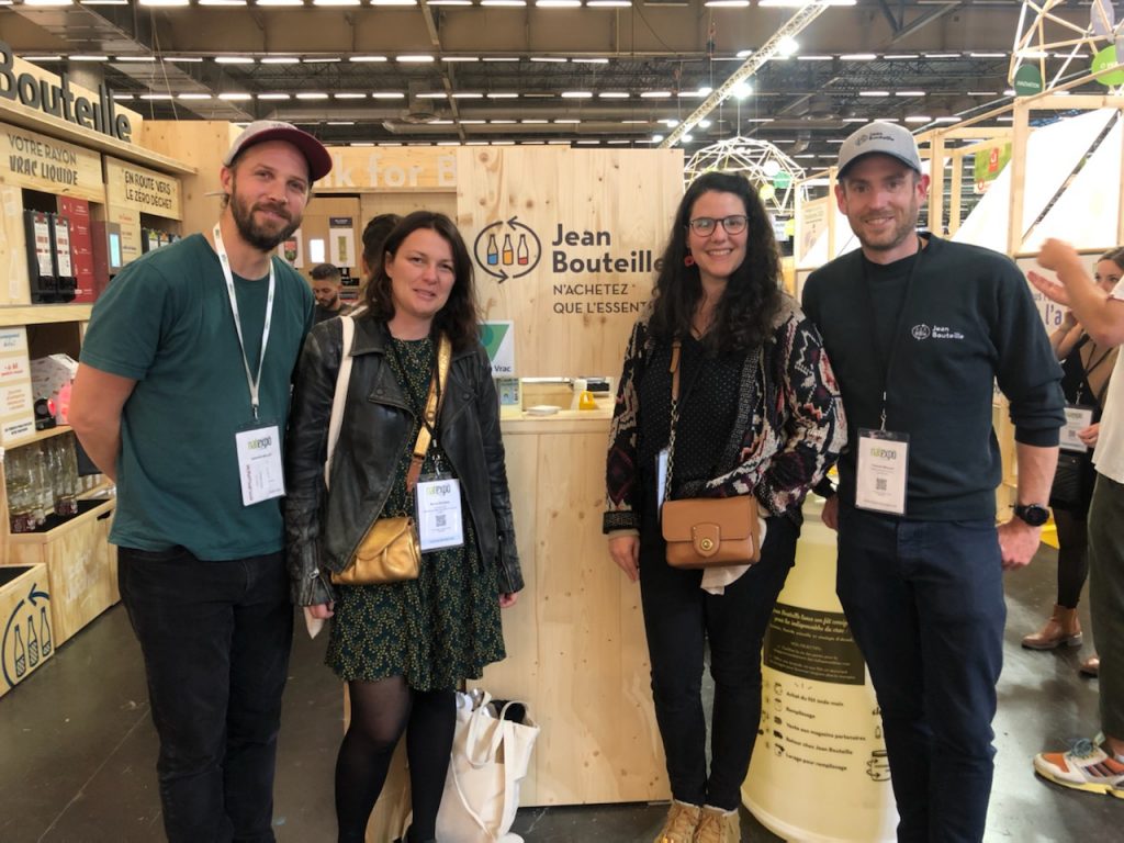 Marine Duchêne et Justine Davasse du Peigne Vert rendent visite à l'équipe Jean Bouteille lors du salon Natexpo 2021