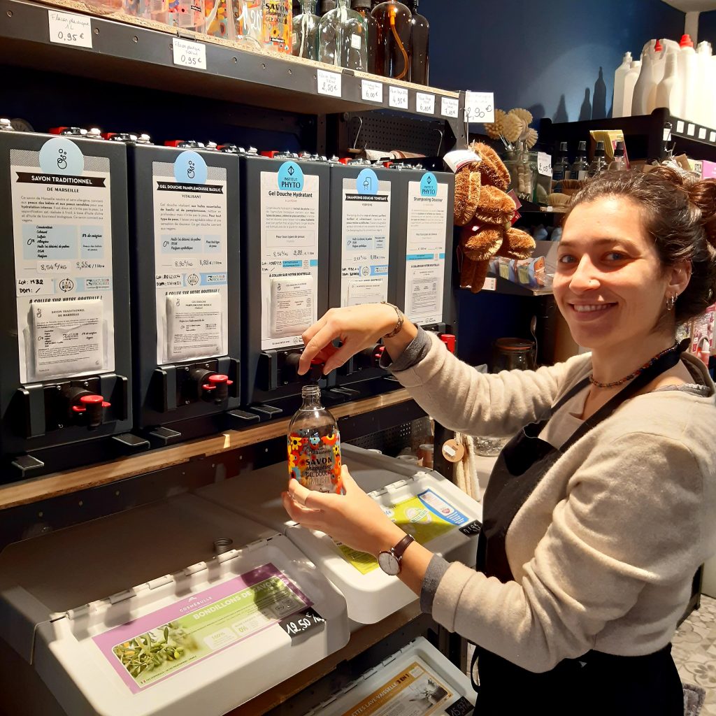 La tienda de comestibles a granel L'écho des bocaux Saumur trabaja con Jean Bouteille para su departamento de líquidos a granel